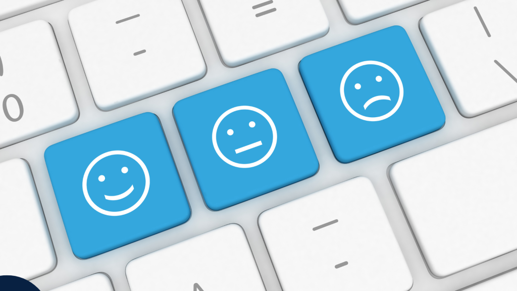 A computer keyboard with three blue keys featuring smiley faces: happy, neutral, and sad. These symbols suggest a feedback or rating system, related to user experience or satisfaction. Un clavier d’ordinateur avec trois touches bleues montrant des visages souriants : heureux, neutre et triste. Ces symboles évoquent un système de rétroaction ou d’évaluation lié à l’expérience ou à la satisfaction des usagers.